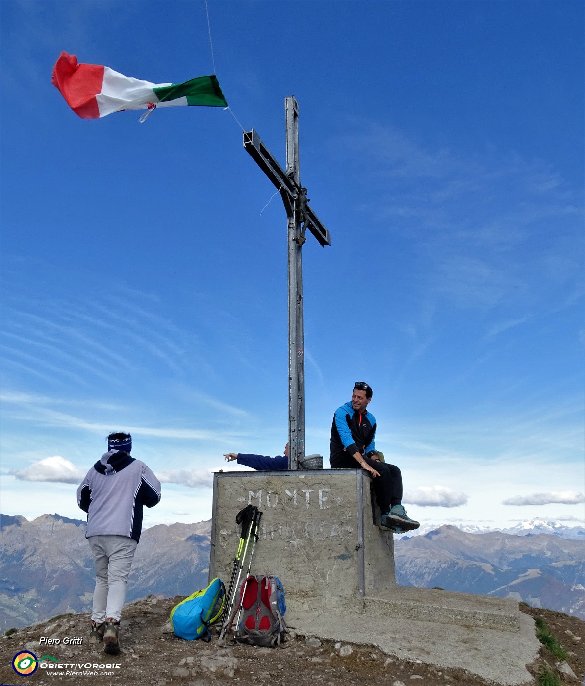 57 Alla croce di vetta del Venturosa (1999 m).JPG -                                